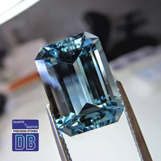 Natural octagonal Brazilian Santa Maria aquamarine © Duarte Bastos