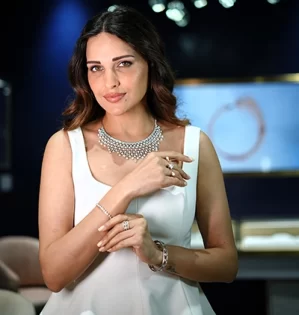 Filmstar Himanshi Khurana wearing the signature Icon Collection at the Forevermark Diamond Jewellerys newly opened store at Nexus Elante Mall Chandigarh