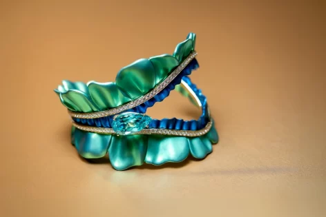 Carnivora cuff bracelet by Plah: titanium, gold and diamonds and a Paraiba tourmaline
© András Barta