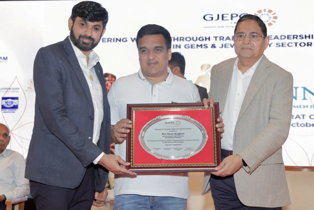 Shri Kirit Bhansali, Chairman GJEPC and Shri Jayantibhai Savaliya, Regional Chairman GJEPC, Gujarat facilitating Shri Harsh Sanghavi, Hon’ble Deputy chief Minister of Gujarat